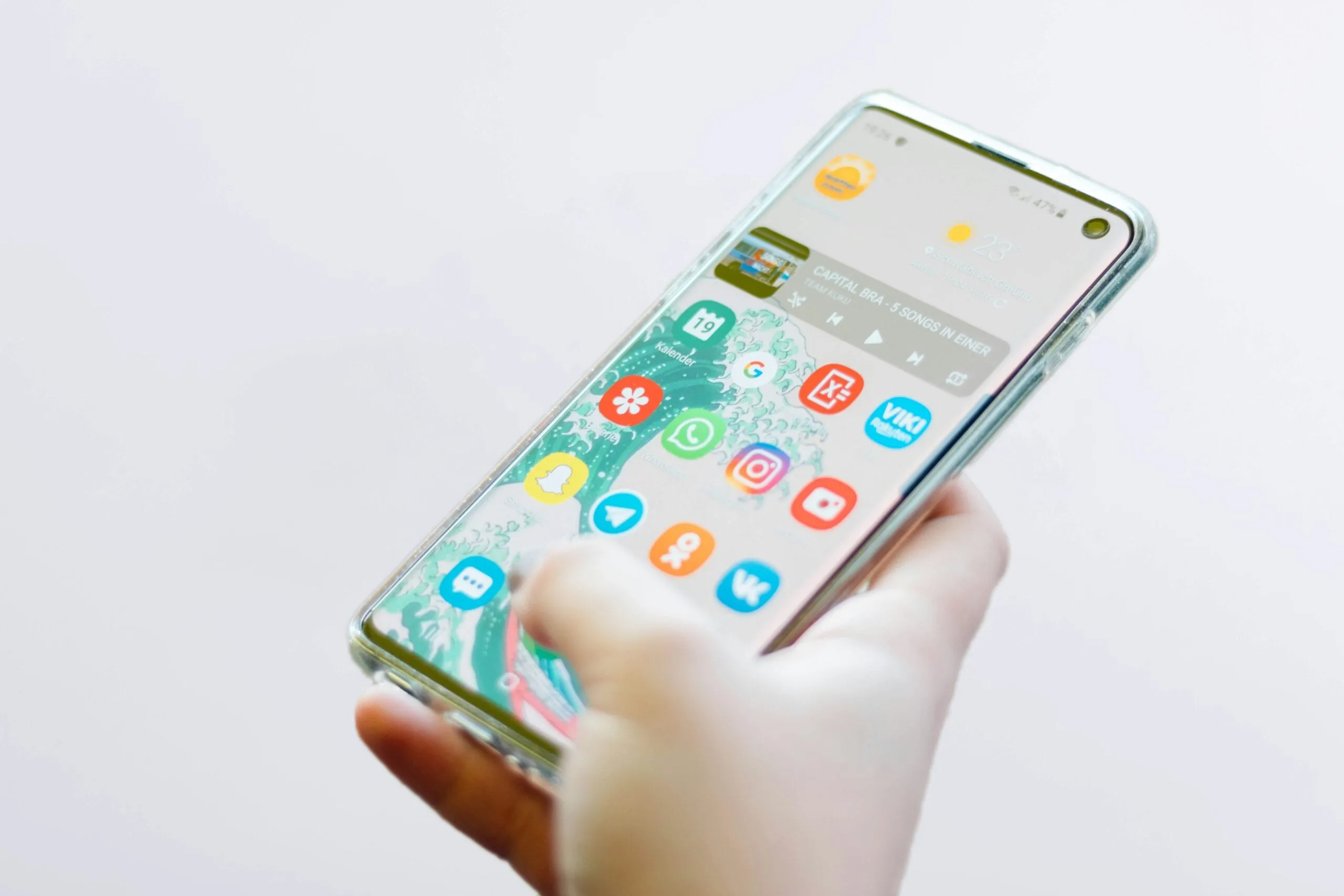 Celular Samsung com aplicativos na tela, segurado em uma mão