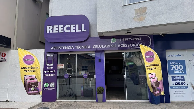 Fachada da ReeCell, com letreiro roxo e entrada da loja em Bombas, Bombinhas.