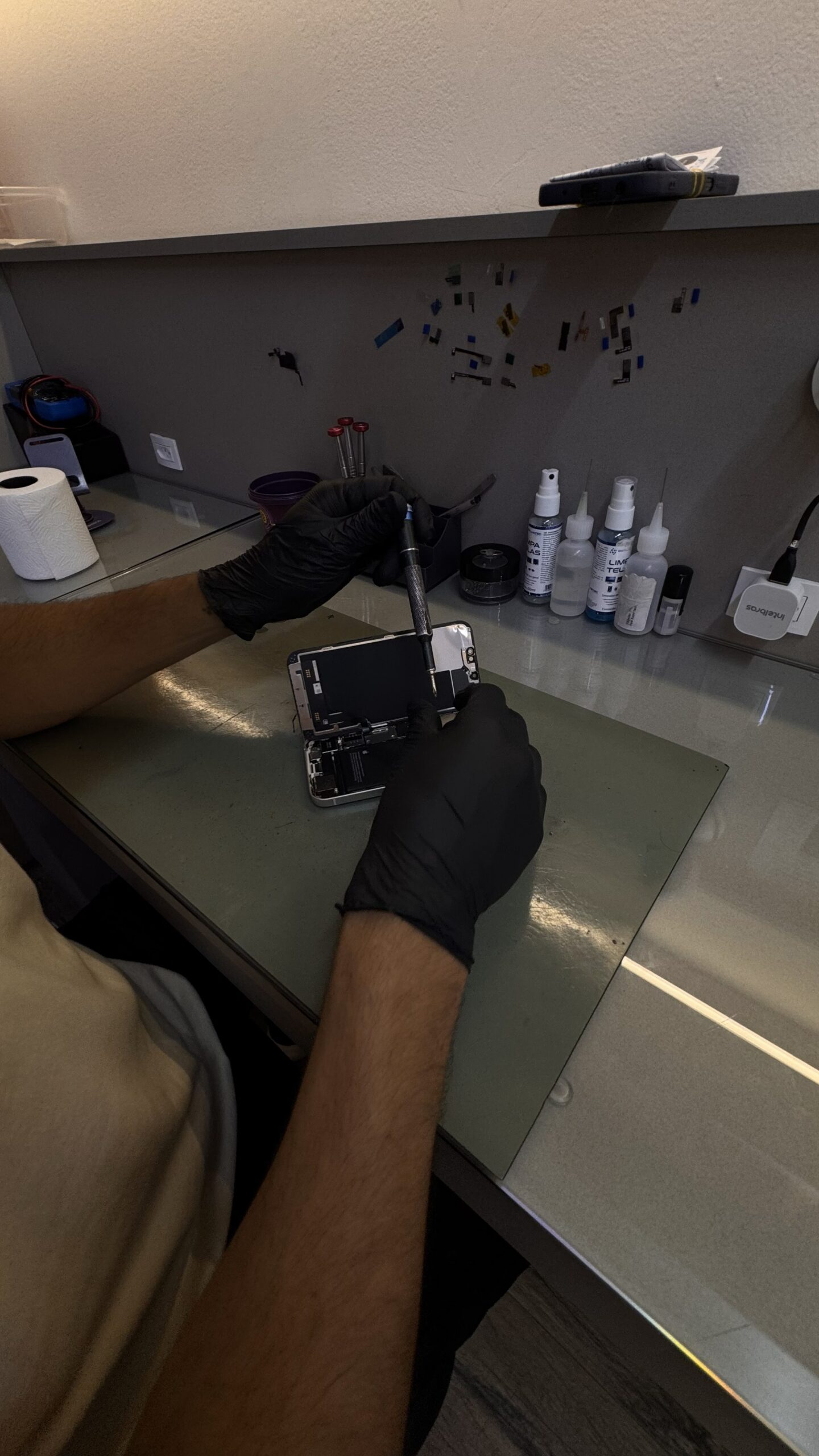 Reparo de celular em bancada técnica em Bombinhas